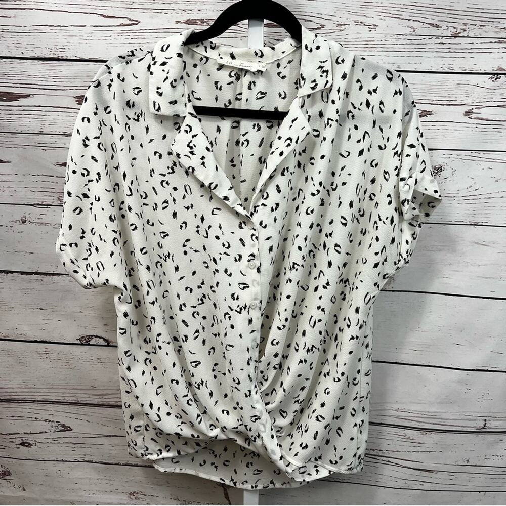 All in Favor White & Black Leopard Cheetah Print Short Sleeve Blouse Top Large